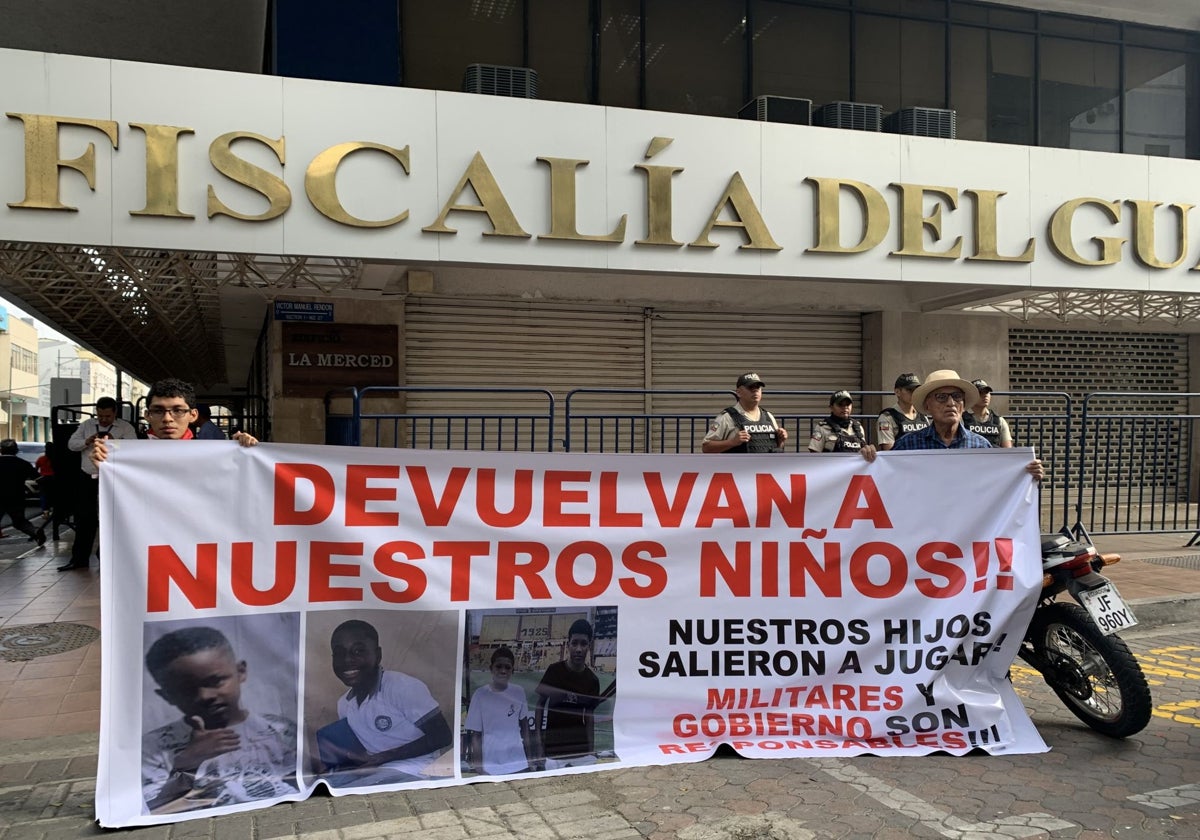 Familiares protestan para exigir respuestas por la desaparición de cuatro menores el pasado 8 de diciembre que, según testimonios, fueron secuestrados  militares