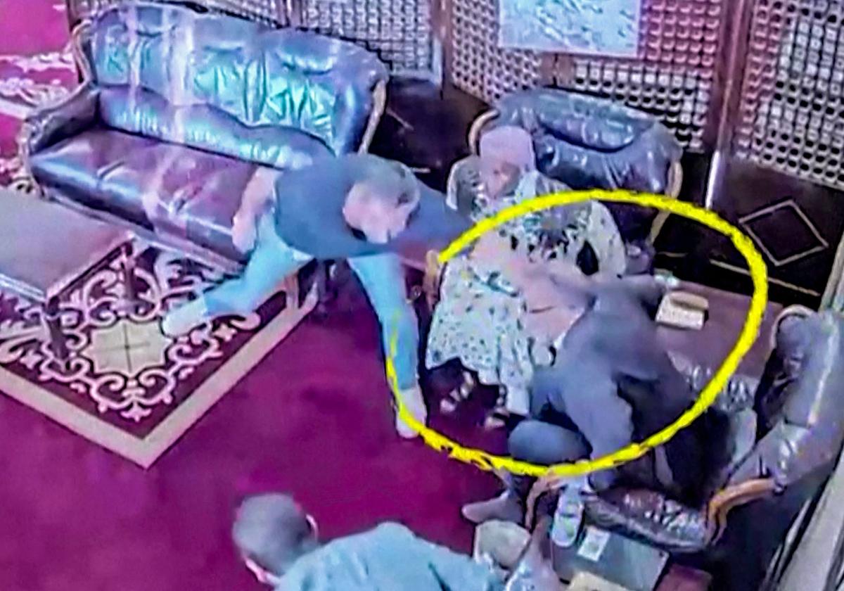 Captura de pantalla de las imágenes de la televisión al-Masirah en la que se ve al jefe de la OMS siendo escoltado a un lugar seguro tras el ataque.