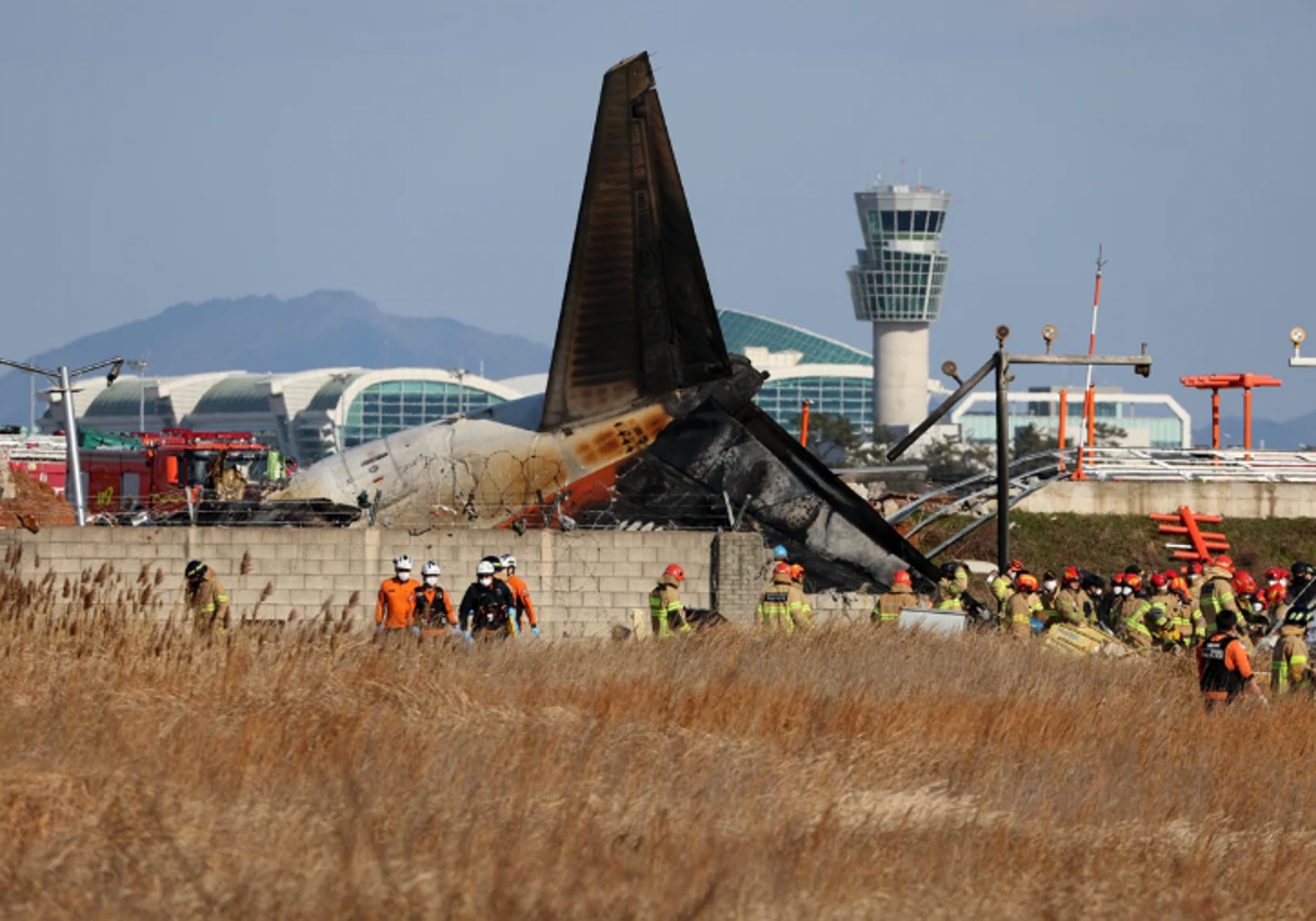 Los bomberos han tardado cerca de 45 minutos en poder apagar el fuego del avión siniestrado