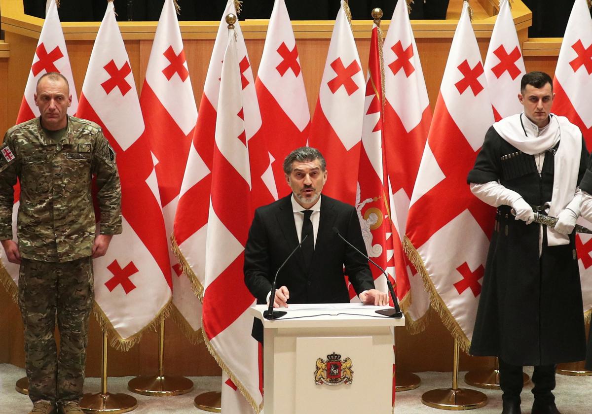El nuevo presidente de Georgia, Mijeil Kavelashvili jura su cargo en el Parlamento.