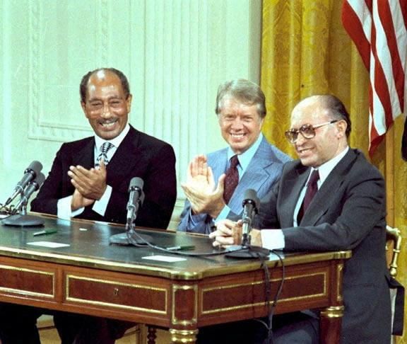 El presidente Jimmy Carter, el presidente egipcio Anwar Sadat y el primer ministro israelí Menachem Begin durante la firma de los Acuerdos de Camp David en el Salón Este de la Casa Blanca.