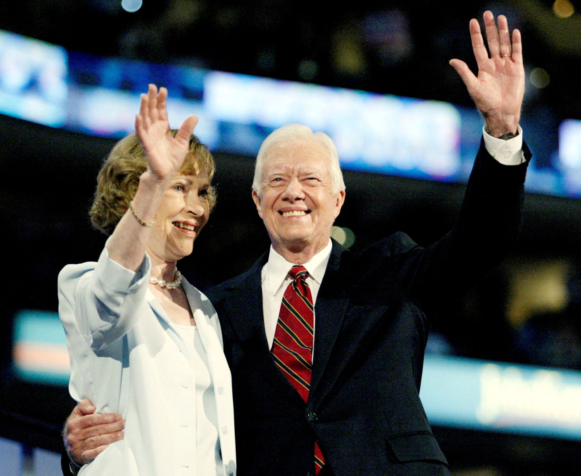 El presidente Jimmy Carter y su esposa Rosalynn Carter saludan a la multitud después del discurso de Jimmy Carter ante la Convención Nacional Demócrata de 2004, en el FleetCenter de Boston, Massachusetts.