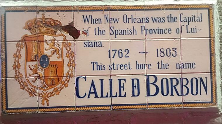 Foto de Bourbon Street donde se recuerda su pasado español