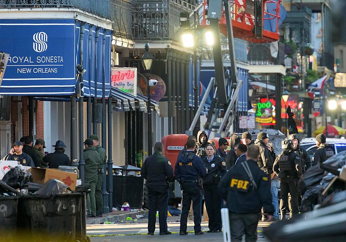 Investigadores del FBI en el lugar del atropello