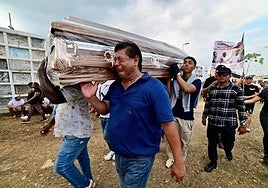«Queremos justicia» claman en el sepelio de los cuatro niños asesinados e incinerados en Ecuador