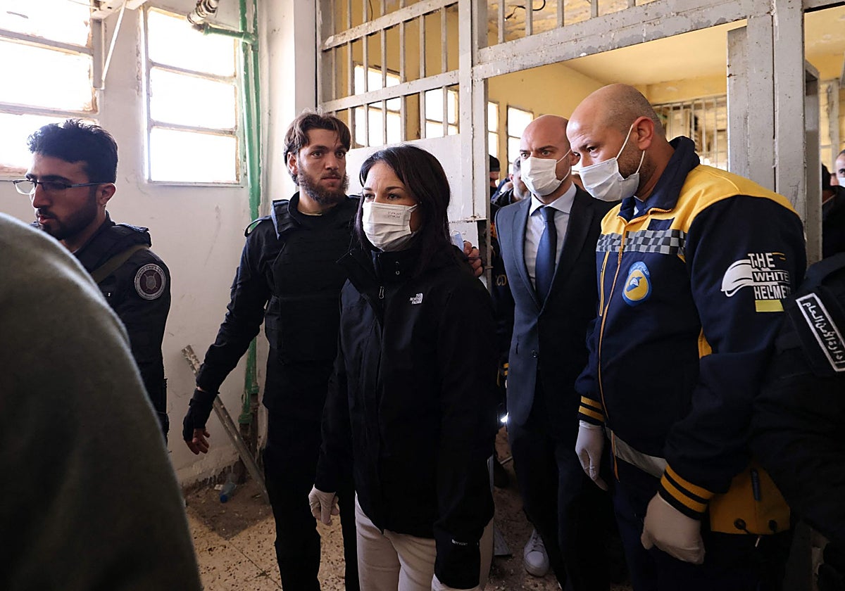 Los ministros de Exteriores francés y alemán, Barrot y Baerbock, visitan la prisión de Saydnaya, en Siria
