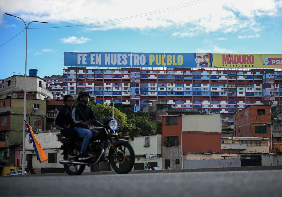 Una valla publicitaria del presidente venezolano Nicolás Maduro se ve en el barrio 23 de Enero en Caracas el 2 de enero de 2025