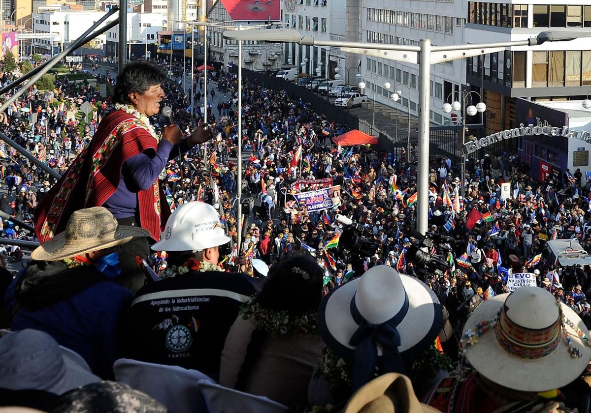 Evo Morales da un discurso ante sus seguidores.