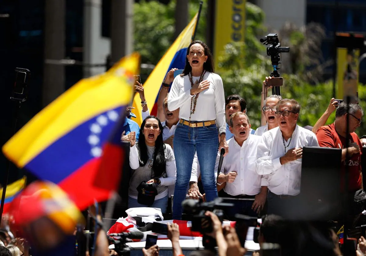 María Corina Machado, durante el himno venezolano.