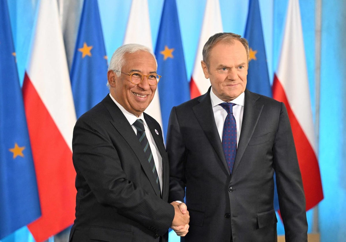 El primer ministro polaco, Donald Tusk (derecha), recibe en Varsovia al presidente del Consejo Europeo, Antonio Costa, al empezar su presidencia rotatoria de la UE