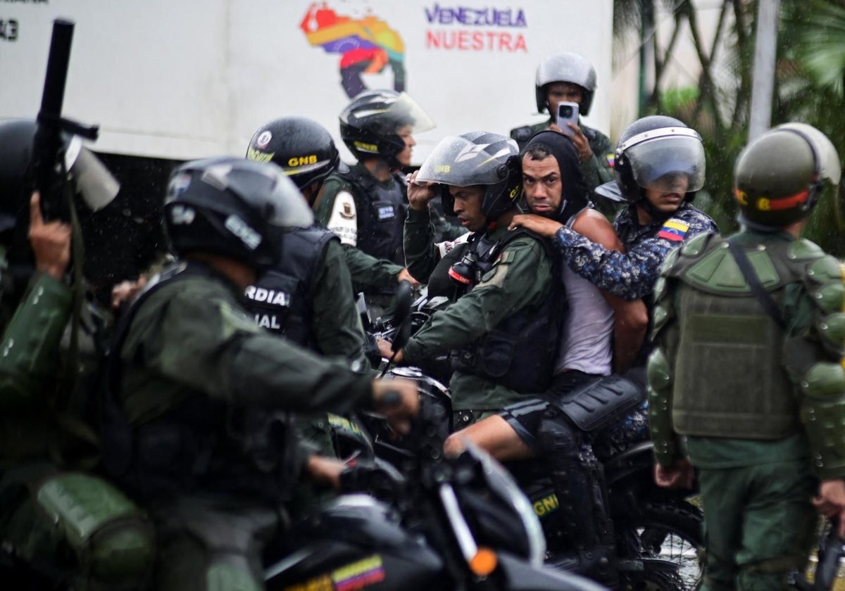 La Guardia Nacional venezolana detiene a un manifestante, un día después de las elecciones del pasado 28 de julio