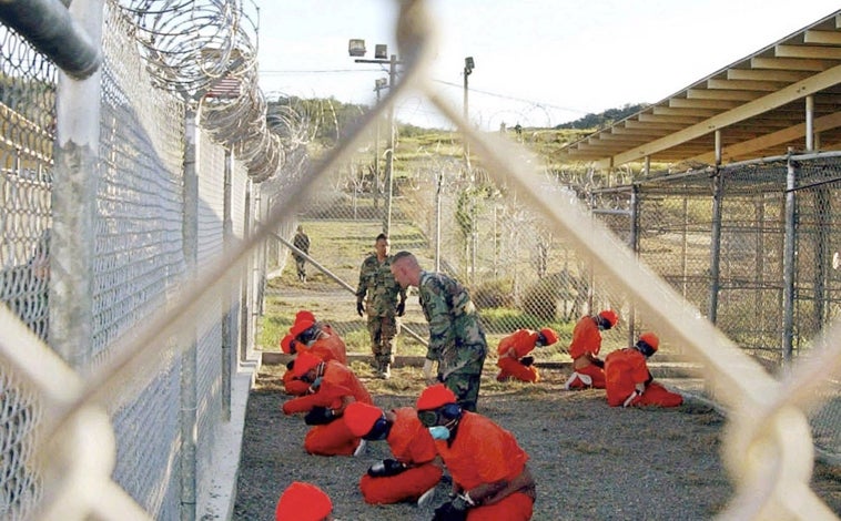 Imagen principal - Fotos de presos en Guantánamo. A la derecha, Khalid Sheikh Mohammed