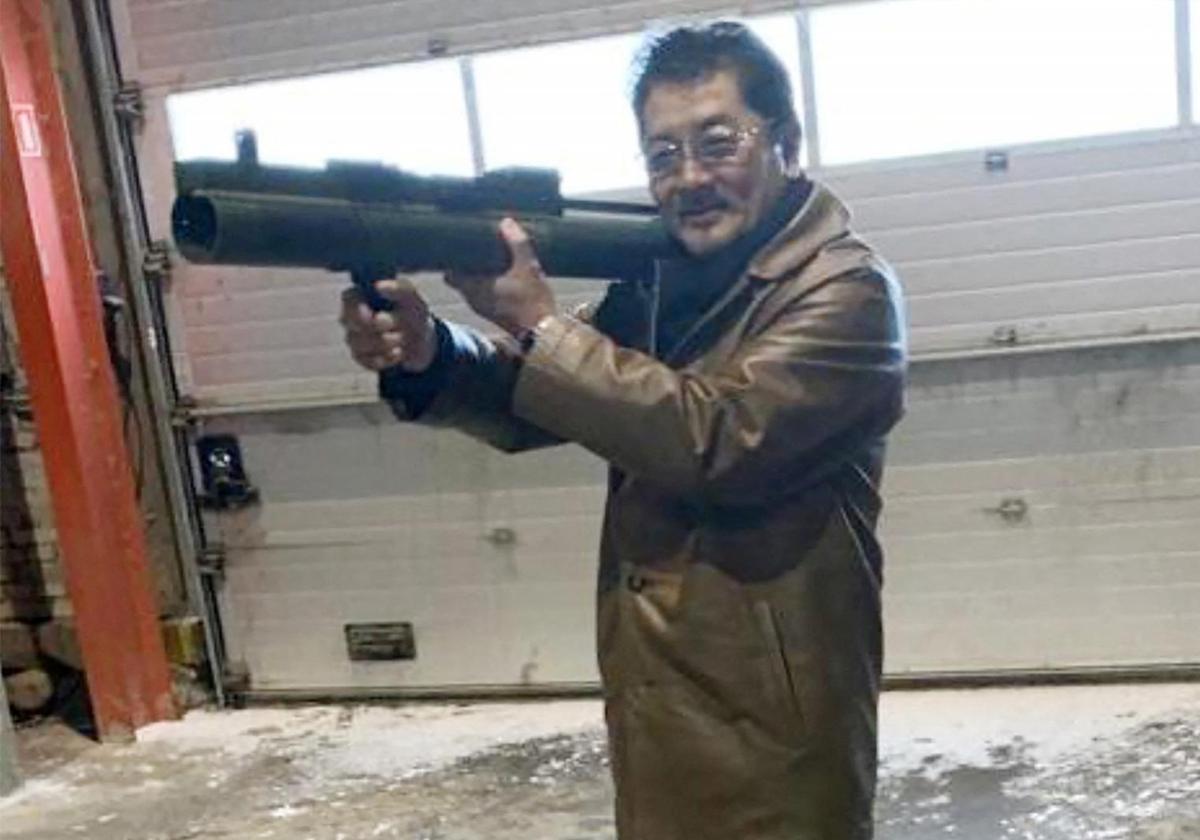 Takeshi Ebisawa posa con un lanzacohetes durante una reunión con un informador en un almacén de Copenhague (Dinamarca)