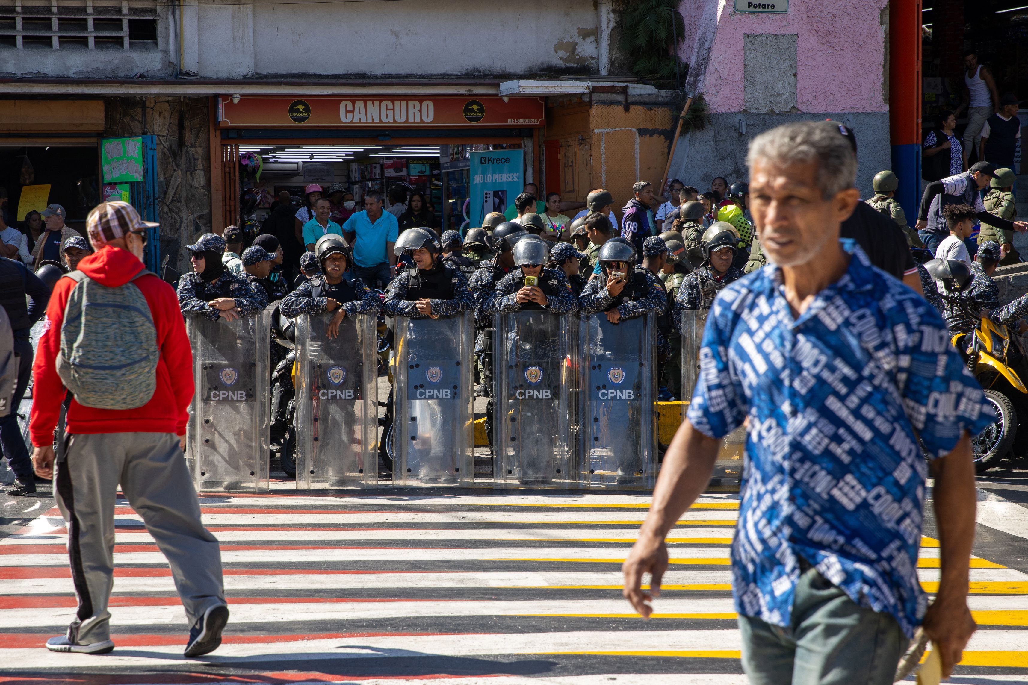 En imágenes | Miles de personas se unen en Venezuela a las protestas contra Maduro