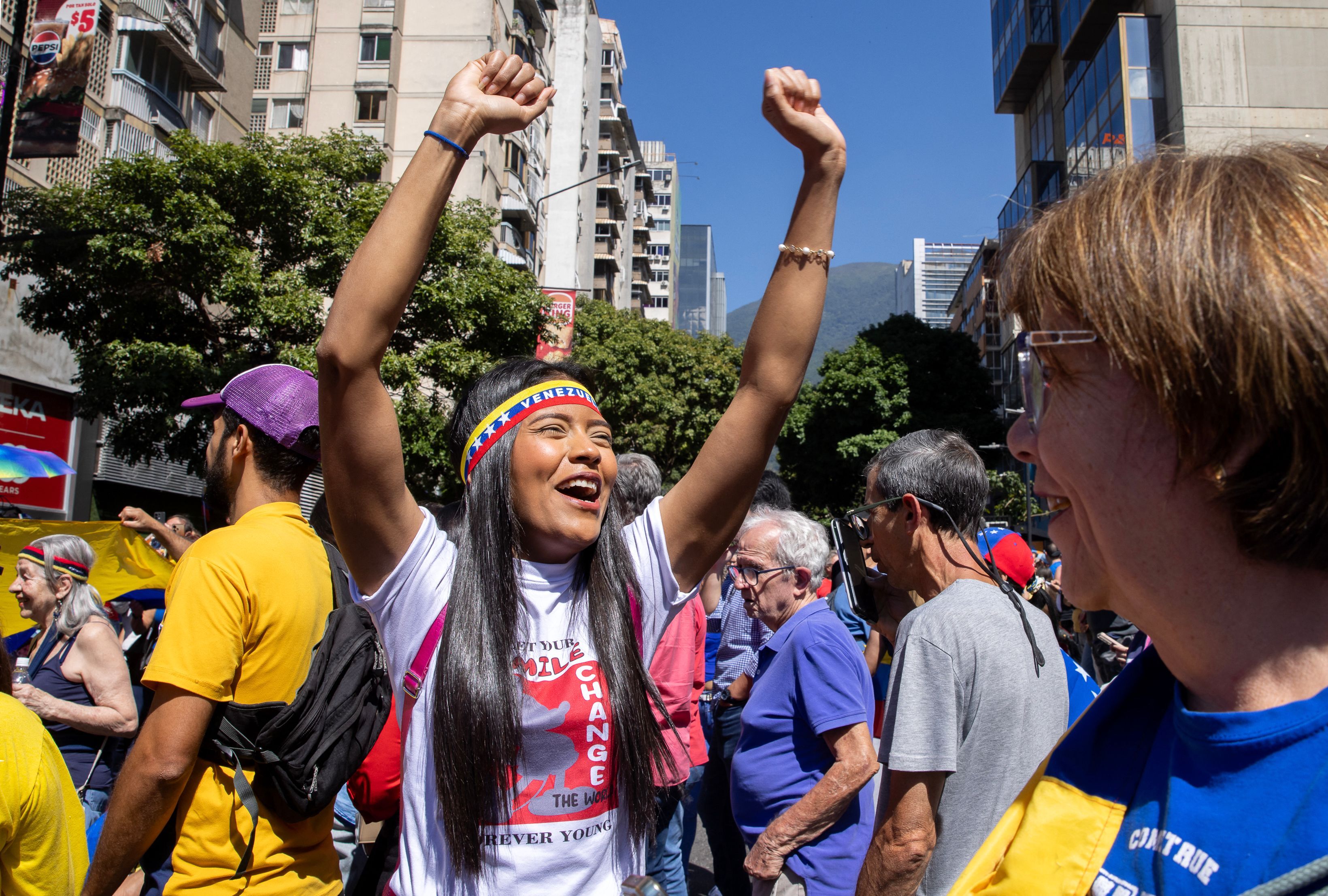 En imágenes | Miles de personas se unen en Venezuela a las protestas contra Maduro