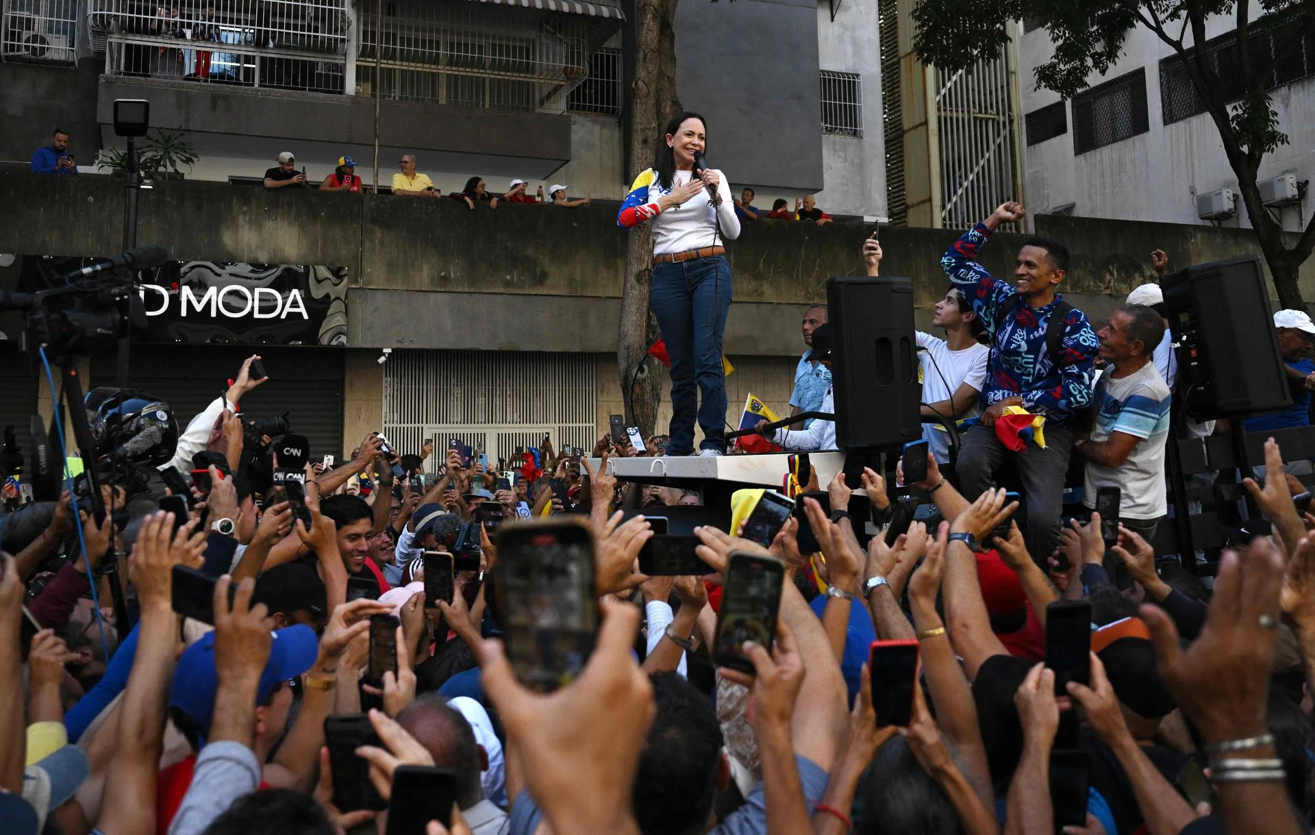 En imágenes | Miles de personas se unen en Venezuela a las protestas contra Maduro