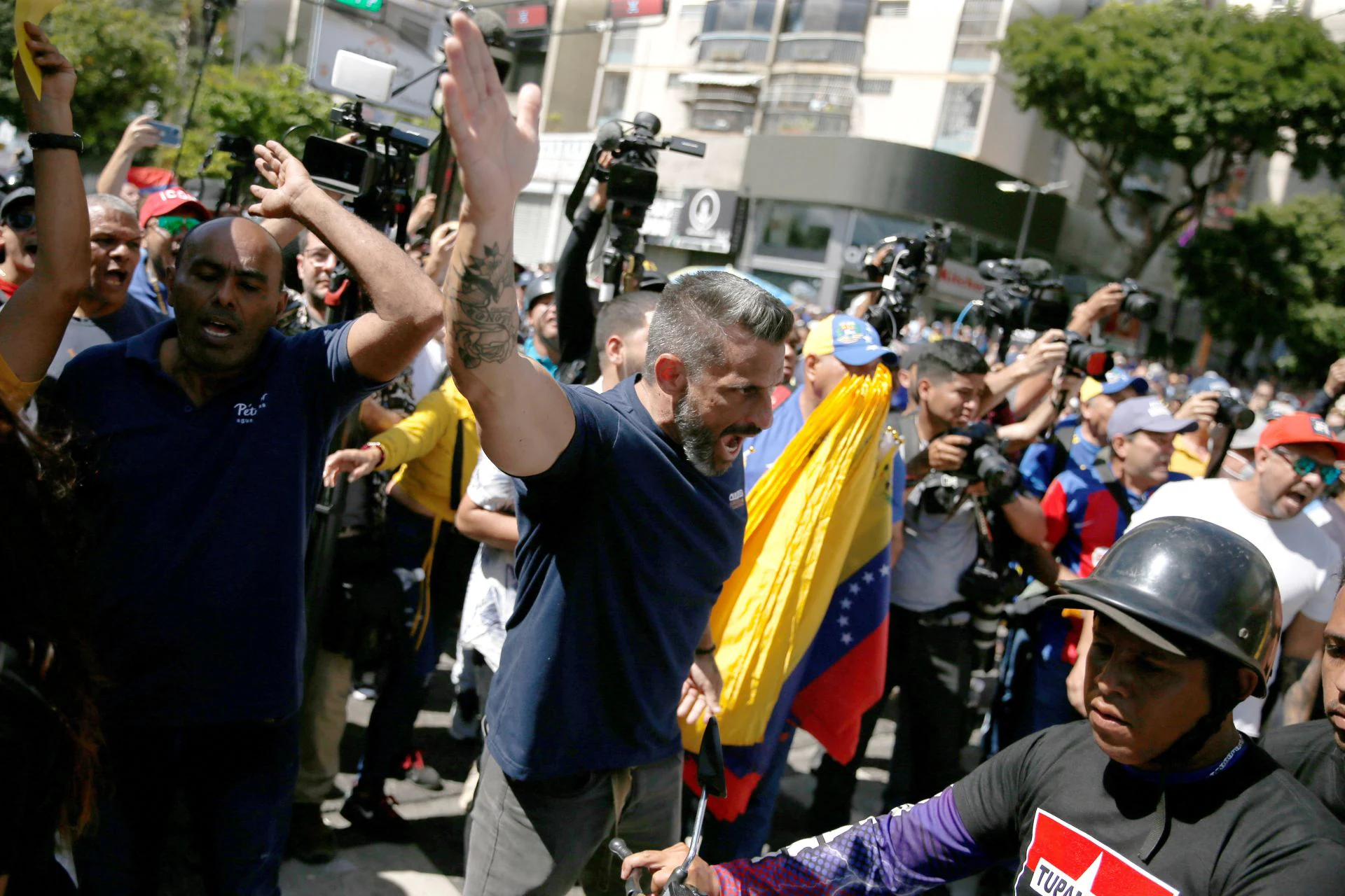 En imágenes | Miles de personas se unen en Venezuela a las protestas contra Maduro