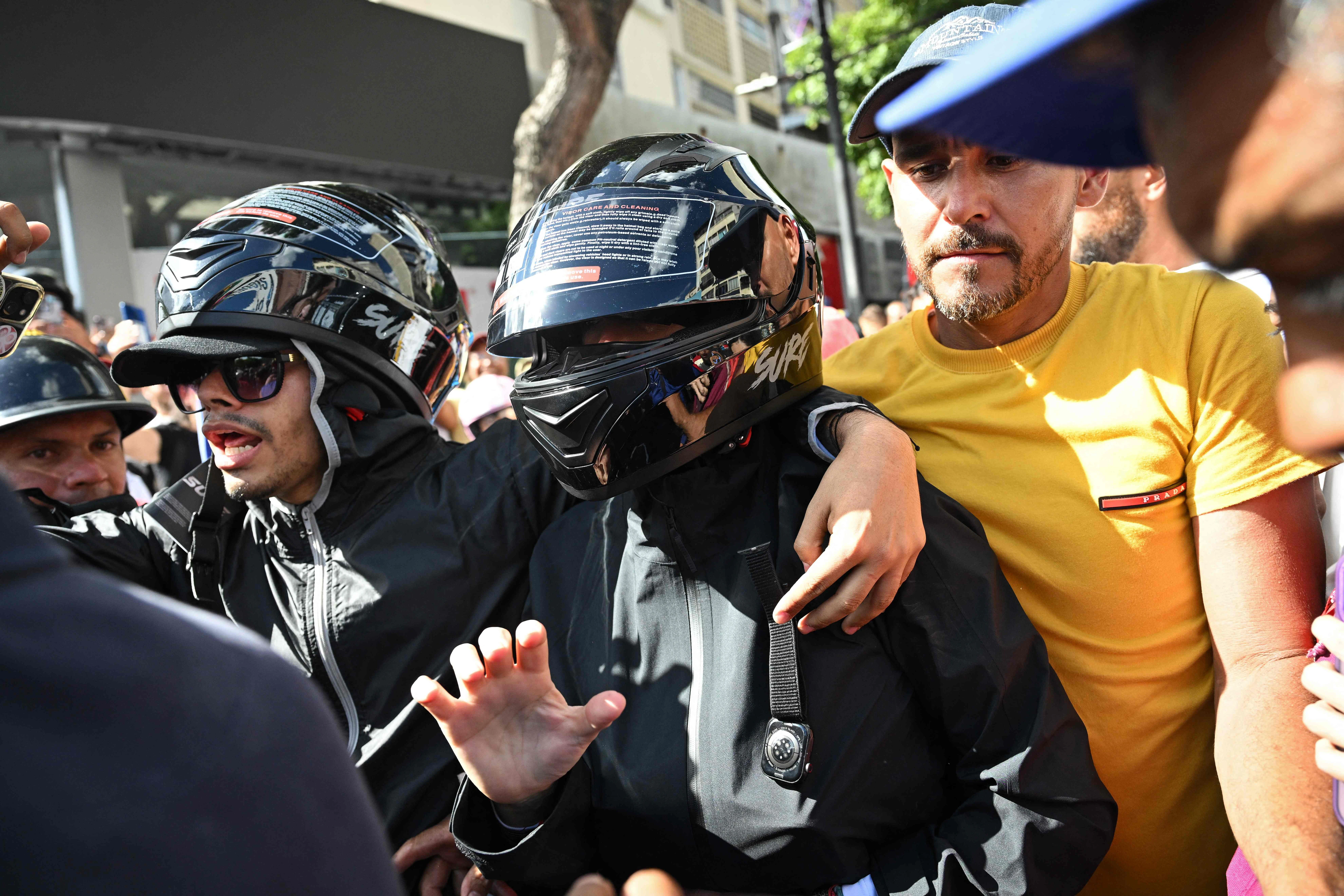 María Corina Machado, con casco de moto, antes de irse de la manifestación. La opositora ha sido detenida por el régimen de Maduro tras la concentración