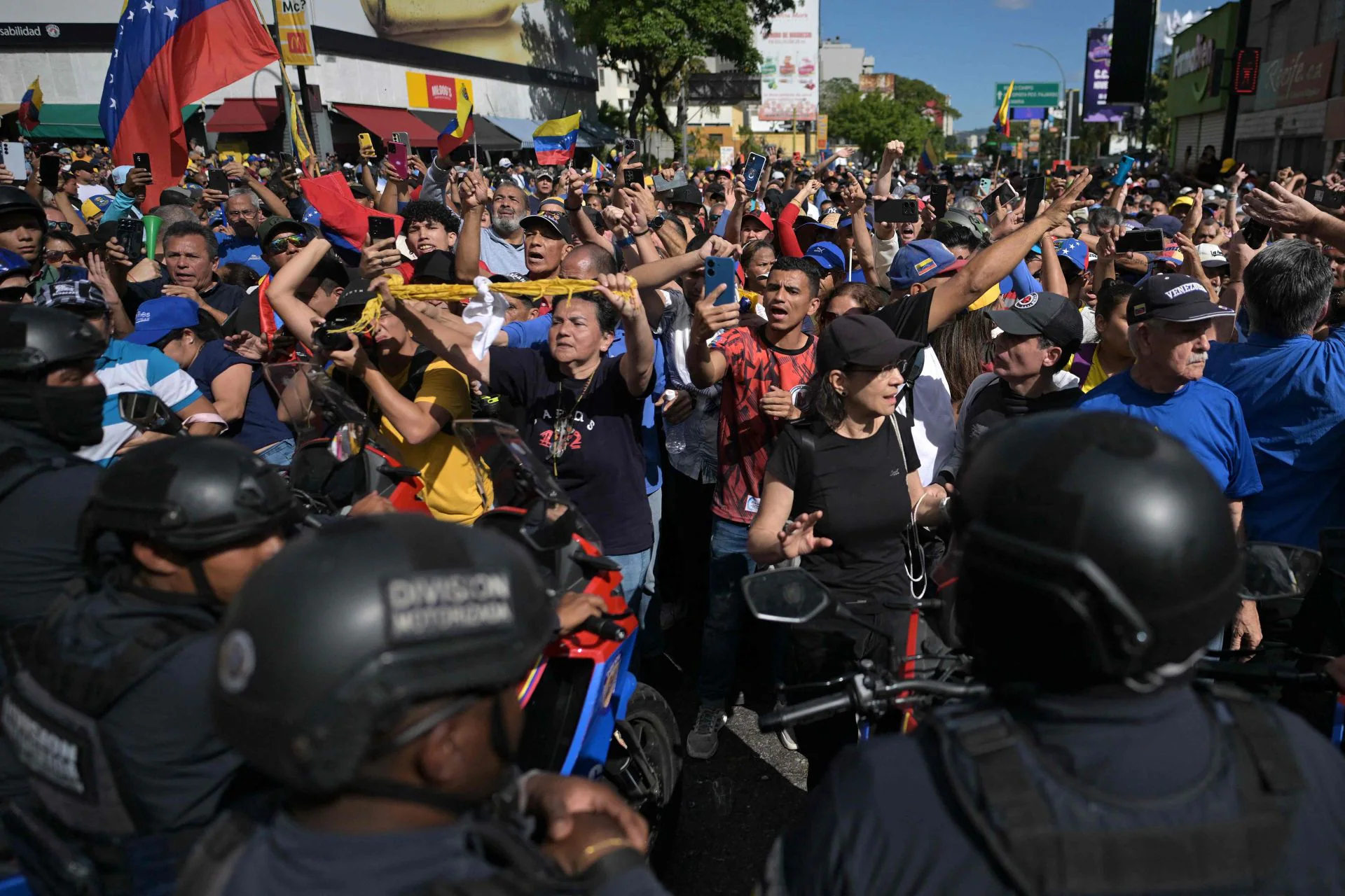 En imágenes | Miles de personas se unen en Venezuela a las protestas contra Maduro