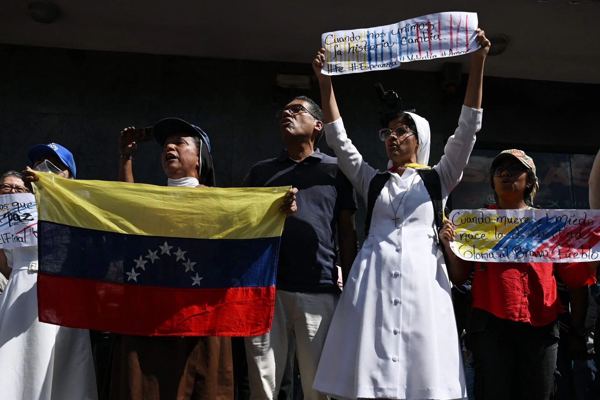 En imágenes | Miles de personas se unen en Venezuela a las protestas contra Maduro