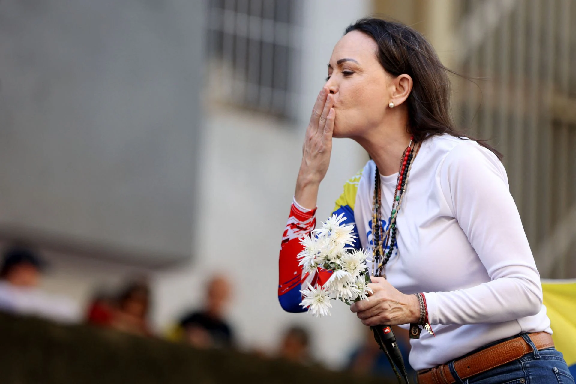 En imágenes | Miles de personas se unen en Venezuela a las protestas contra Maduro