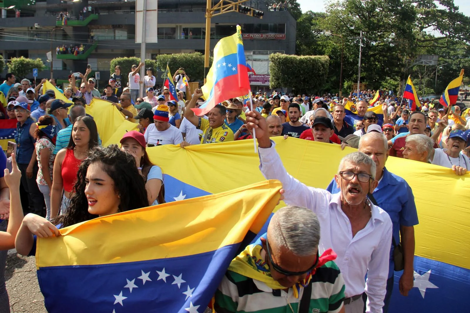 Manifestantes participan en una protesta convocada por la oposición en San Cristóbal, estado Táchira