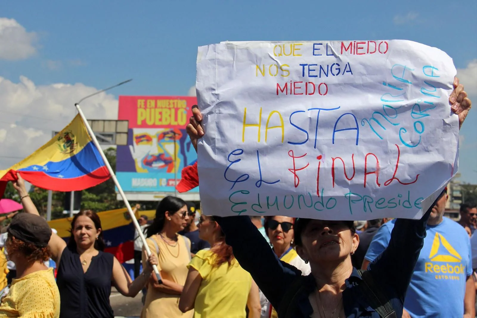 Manifestantes participan en una protesta convocada por la oposición en San Cristóbal, estado Táchira