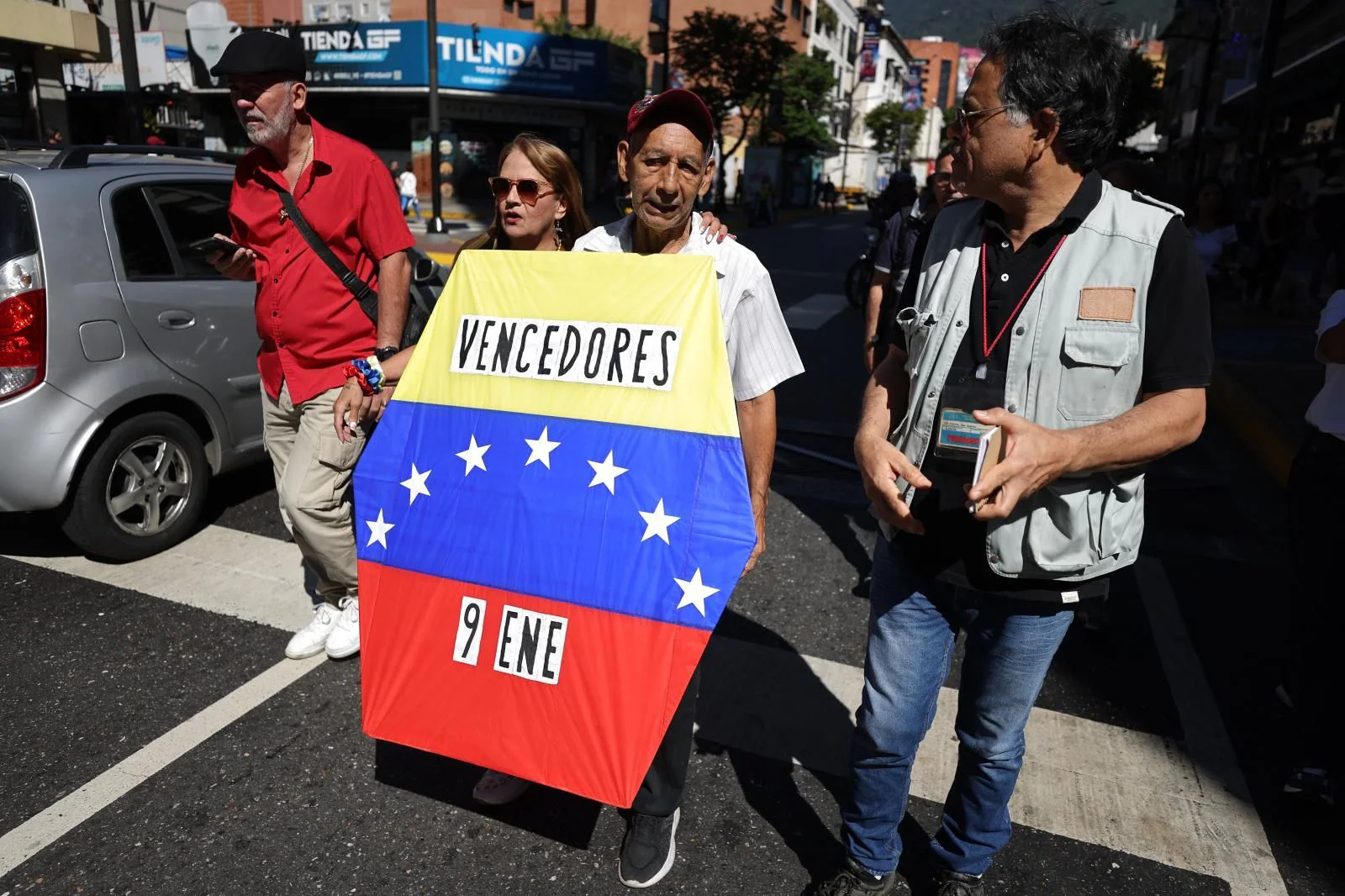 Un opositor venezolano sostiene un cartel en la manifestación de Caracas