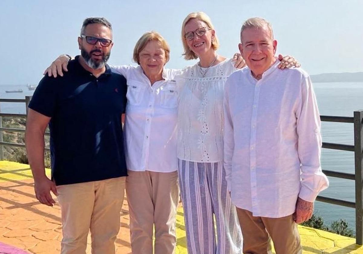 Edmundo González junto a su yerno, Rafael Tudares; su esposa, Mercedes López; y su hija Mariana González