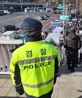 Imagen secundaria 2 - Una partidaria de Yoon con el cartel 'Stop the steal', una pancarta que carga contra China y un policía que controla el acceso a las manifestaciones