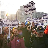 Georgescu moviliza multitudinarias manifestaciones en Rumanía contra la anulación de las presidenciales