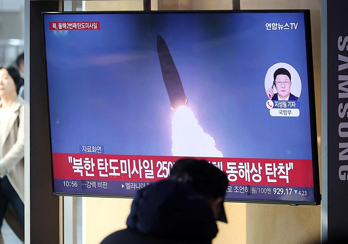 La televisión estatal emitiendo el lanzamiento de los misiles balísticos