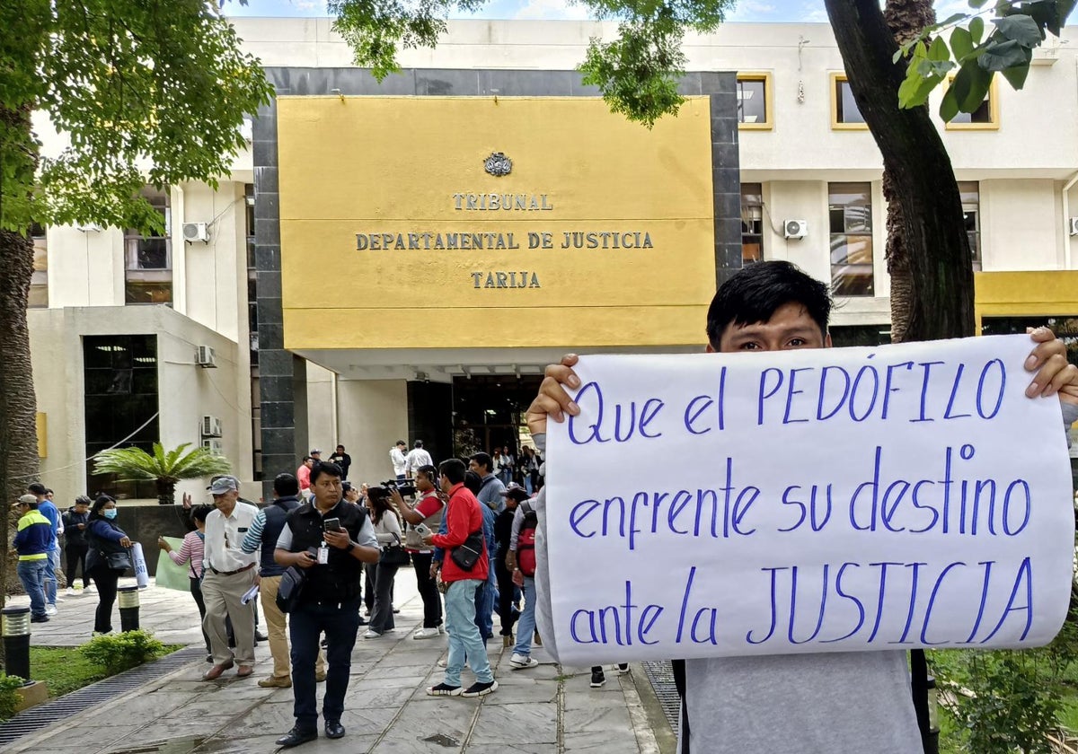 Un hombre sostiene un cartel durante una manifestación contra el expresidente de Bolivia Evo Moraleseste martes, en Tarija (Bolivia)