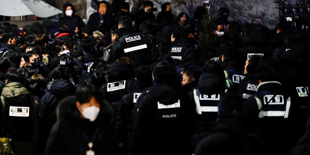 Empieza la operación policial para detener en su residencia al presidente de Corea del Sur destituido por declarar la ley marcial