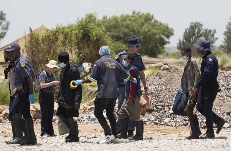 Mueren más de 60 trabajadores clandestinos tras varios meses atrapados en una mina en Sudáfrica