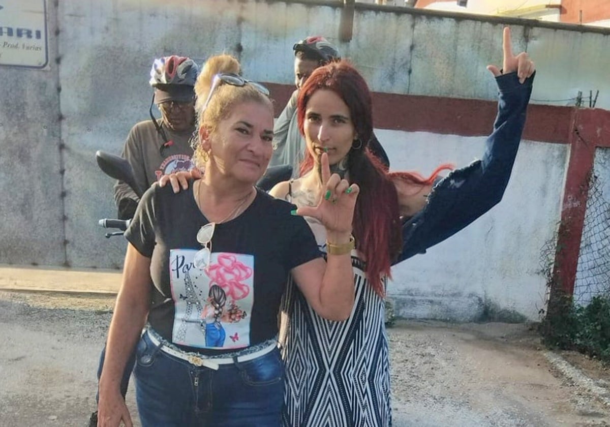 La presa política Reyna Barrero Batista junto a su madre, a la salida de prisión este miércoles