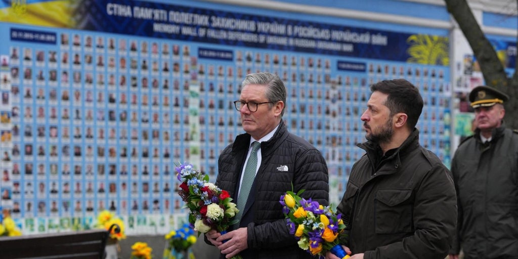 Starmer se desmarca de EE.UU. y firma con Zelenski un tratado de asociación por cien años