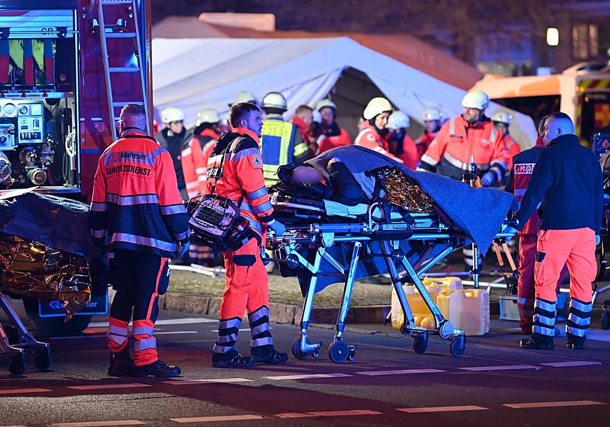 Los servicios de emergencias atienden a uno de los heridos en el atropello masivo en el mercadillo navideño de Magdeburgo