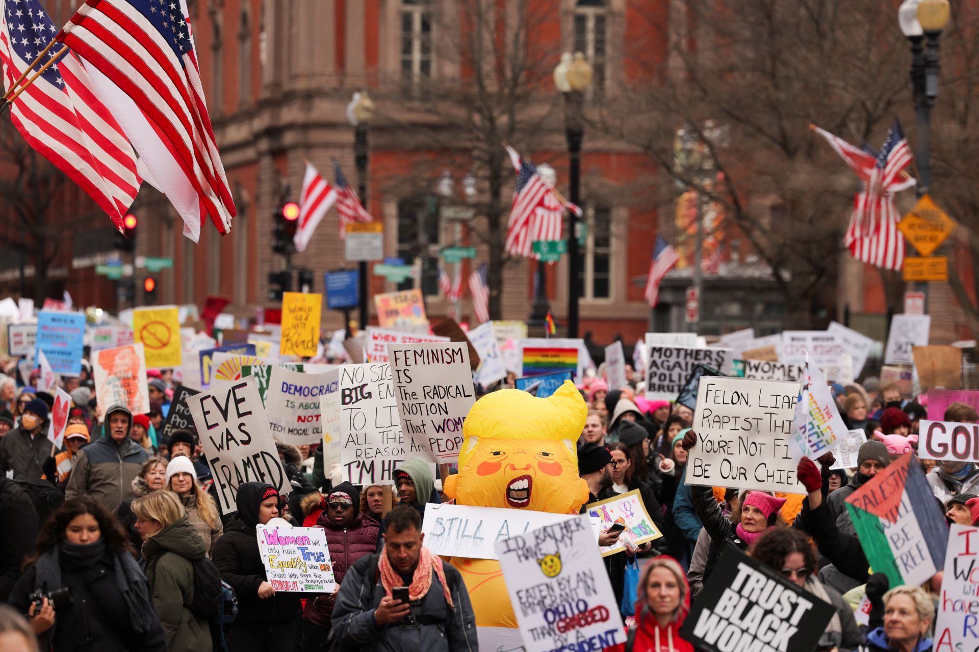 Miles de personas se manifiestan contra Trump en Washington