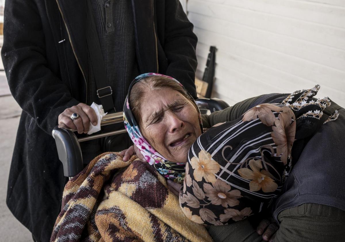 Miriam se despide de Abdel y dos hijos más. Ella regresa a su hogar