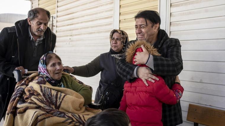Miriam puede pasar al segundo recinto donde decenas de personas esperan para subirse a un autobús que los lleve de vuelta a Siria