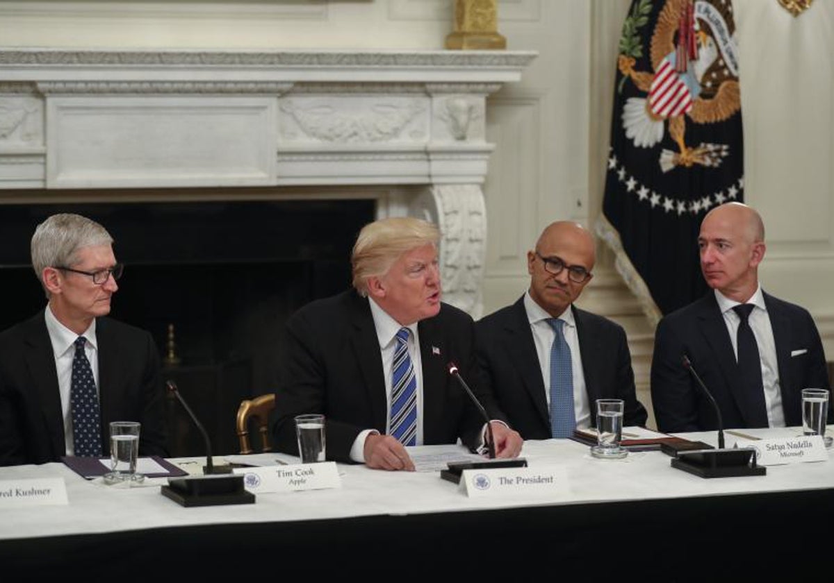 Donald Trump, en una reunión junto al director ejecutivo de Apple, Tim Cook (i), el de Microsoft, Satya Nadella, y el de Amazon, Jeff Bezos (d), en 2017