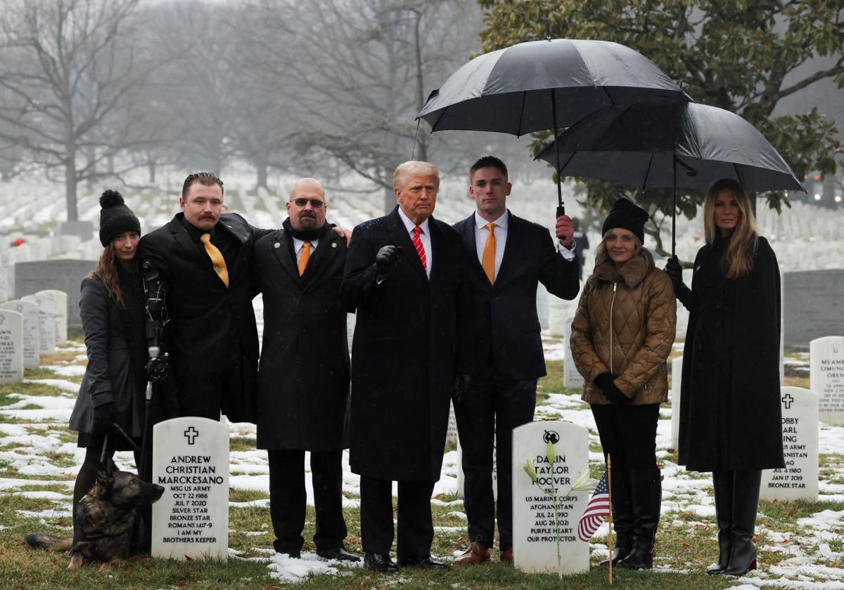 Donald Trump visita el Cementerio Nacional de Arlington