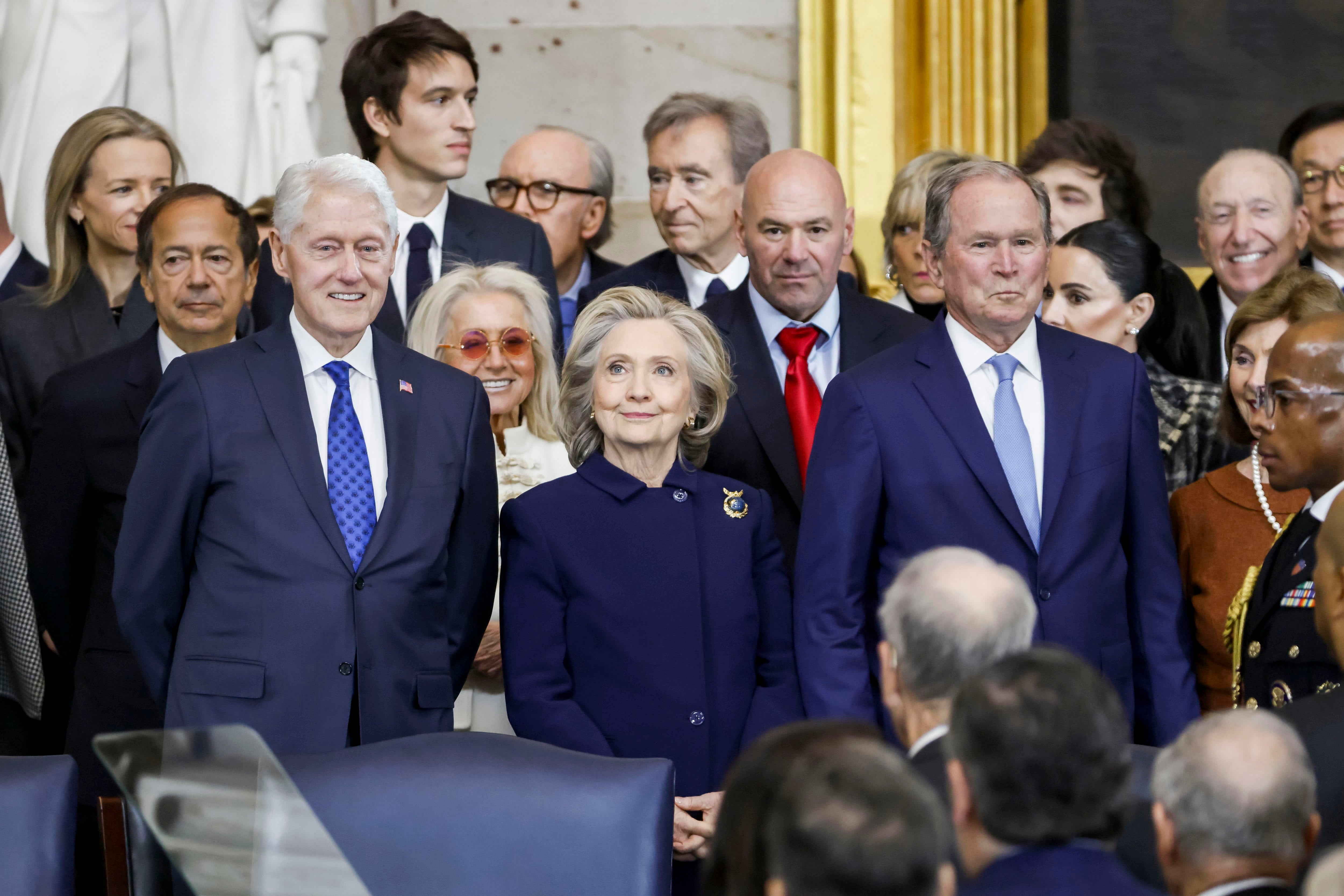 El ex presidente estadounidense Bill Clinton (izq.), la exsecretaria de Estado estadounidense Hillary Clinton (2-izq.) y el expresidente estadounidense George W. Bush (3-izq.) asisten a la toma de posesión de Donald Trump como próximo presidente de los Estados Unidos.