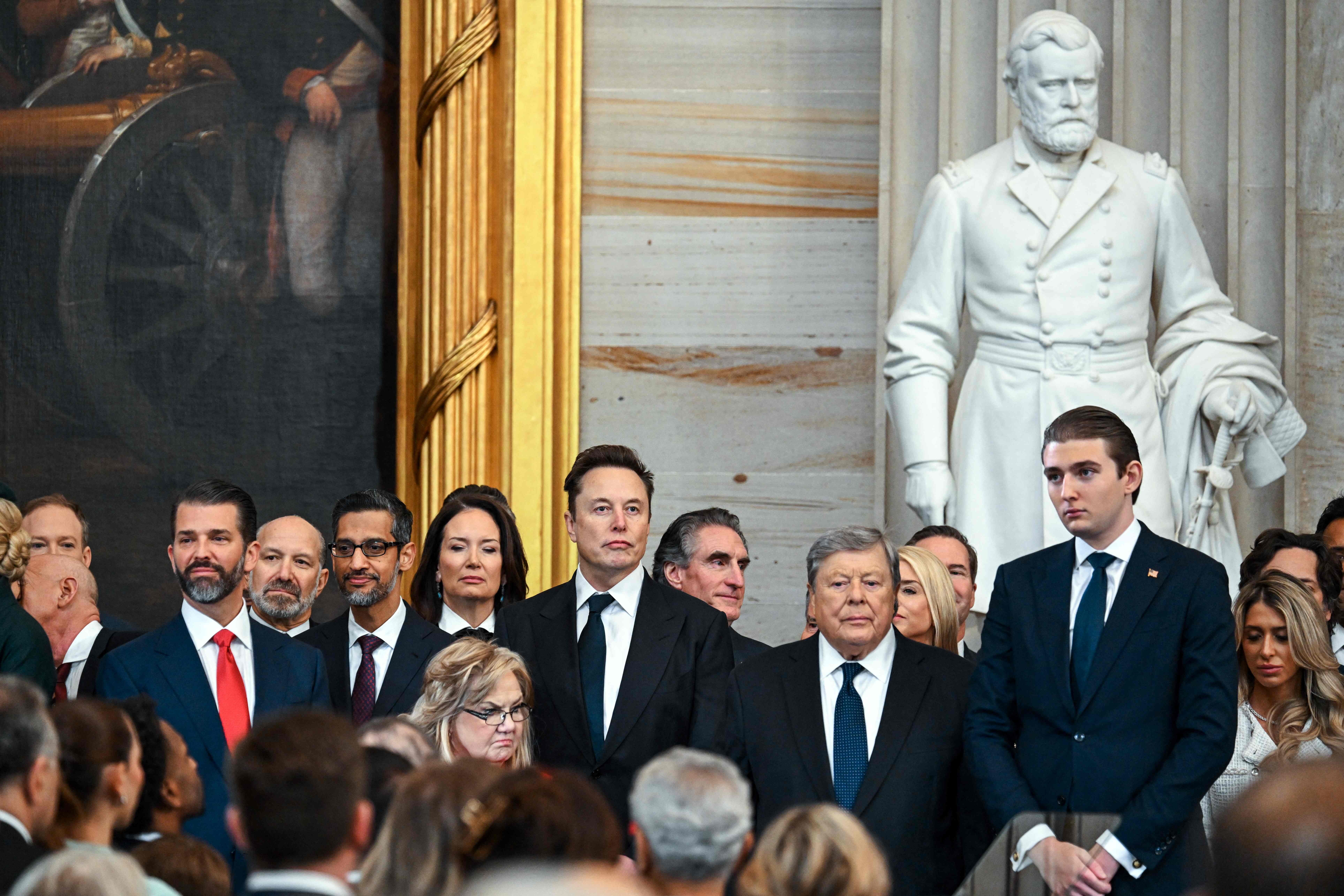 Elon Musk y Barron Trump antes de la toma de posesión de Donald Trump como el 47º presidente de los Estados Unidos en el edificio del Capitolio de los Estados Unidos.