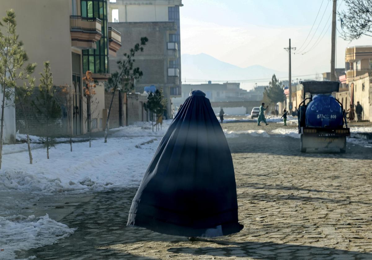 Una mujer camina por las calles de Kabul