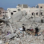 Palestinos buscan entre las ruinas de Rafah