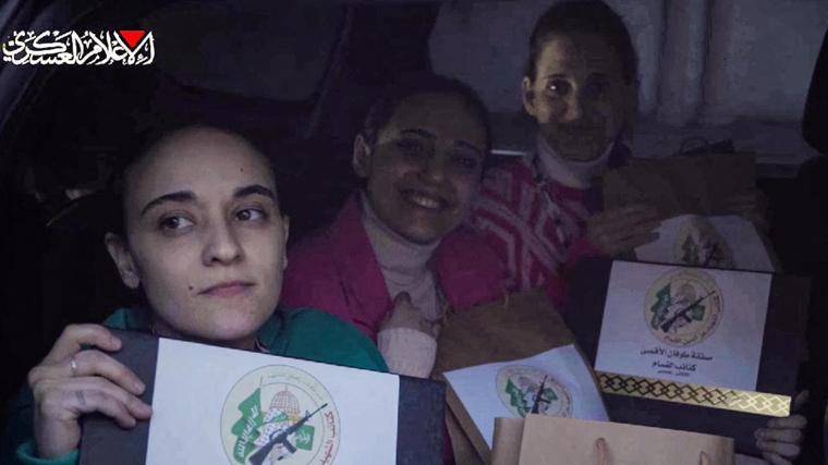 Las tres rehenes con la bolsa de regalos