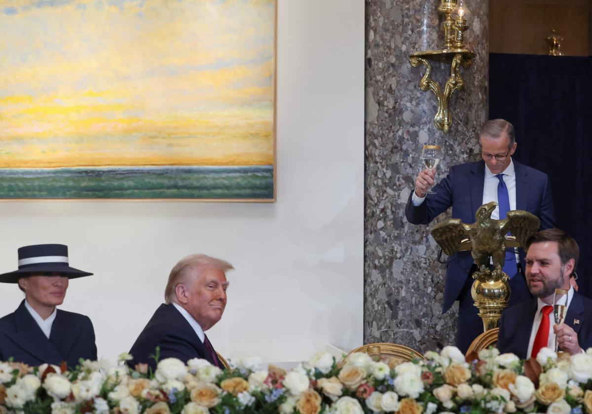 La primera dama de EE.UU., Melania Trump, el presidente de EE.UU., Donald Trump, y el vicepresidente de EE.UU., JD Vance durante el almuerzo en el Capitolio.