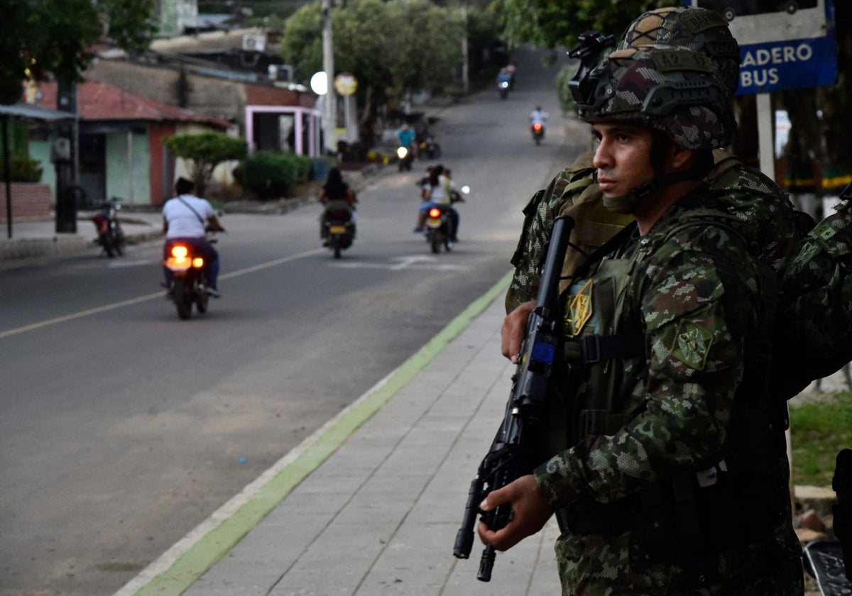 Soldados del Ejército colombiano patrullan las calles tras los recientes enfrentamientos entre guerrillas en Norte de Santander